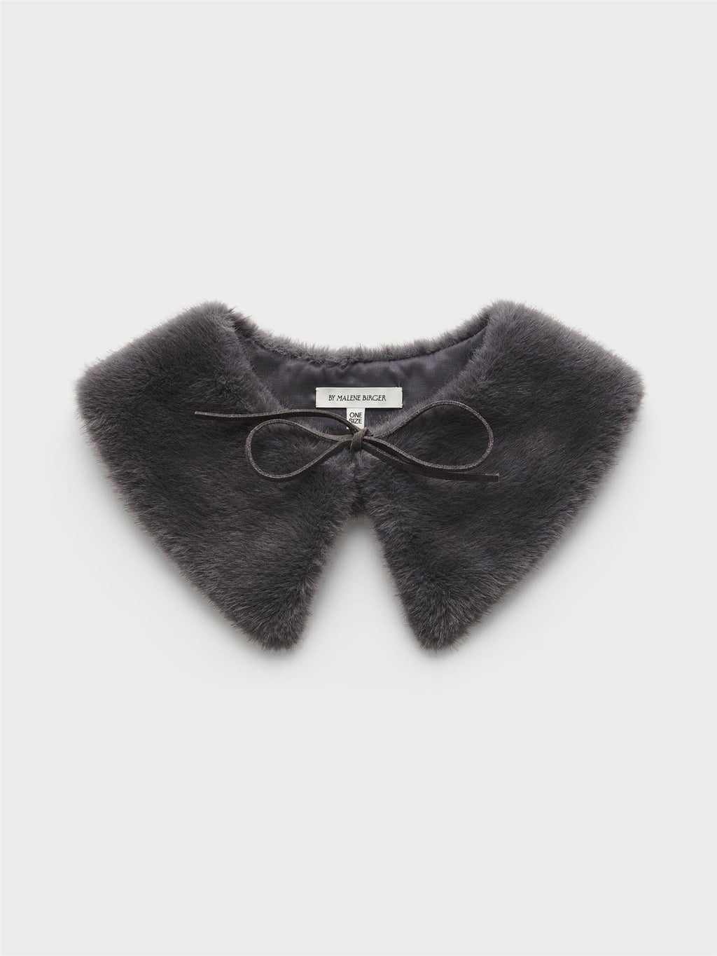 COWIE skjerf fra By Malene Birger i fargen mørkegrå, laget i faux fur (100% polyester). Knytes i halsen med smale skinnsnorer og er foret.