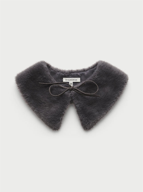 COWIE skjerf fra By Malene Birger i fargen mørkegrå, laget i faux fur (100% polyester). Knytes i halsen med smale skinnsnorer og er foret.