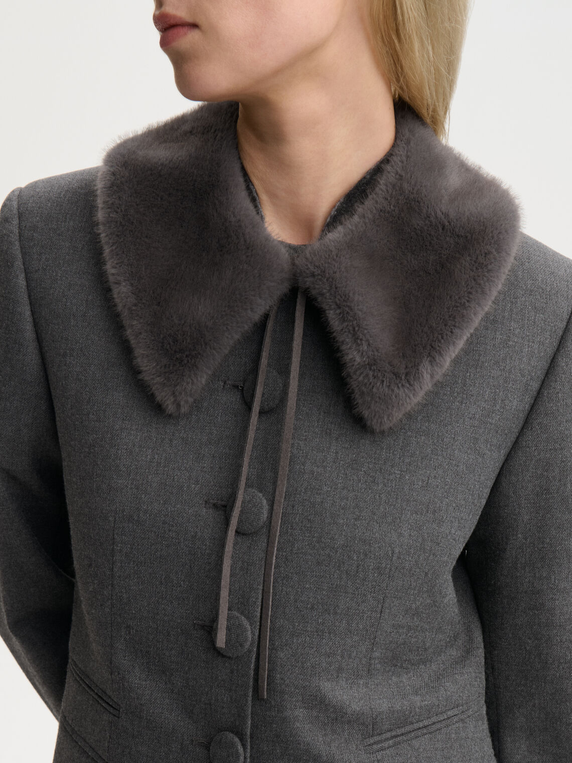 COWIE skjerf fra By Malene Birger i fargen mørkegrå, laget i faux fur (100% polyester). Knytes i halsen med smale skinnsnorer og er foret.