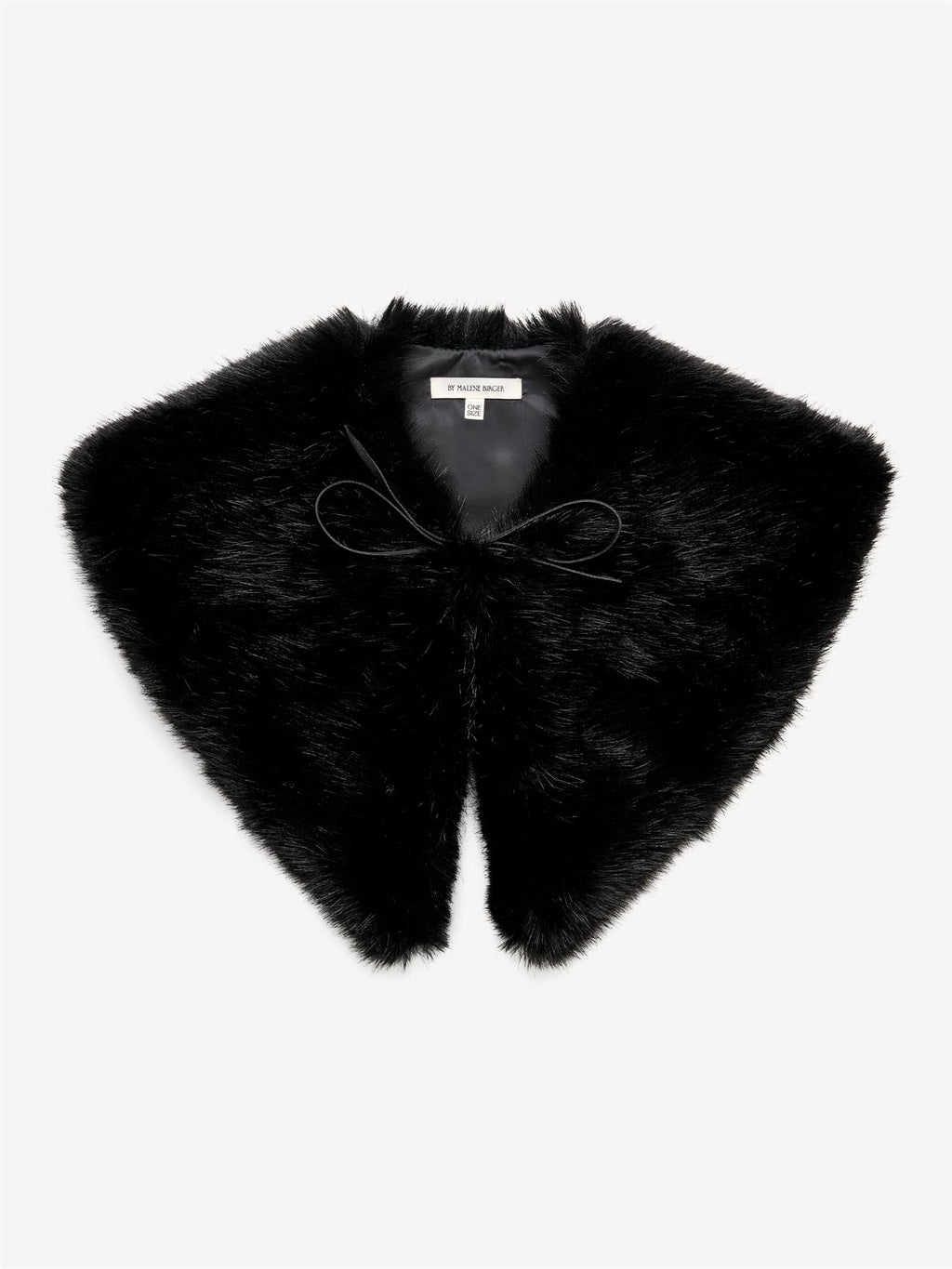 By Malene Birger Cowilla skjerf i sort imitert pels, av polyester.