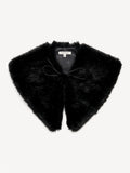 By Malene Birger Cowilla skjerf i sort imitert pels, av polyester.