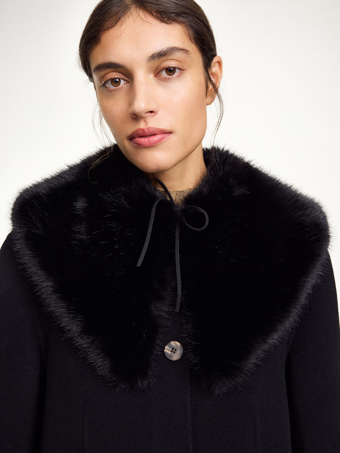 By Malene Birger Cowilla skjerf i sort imitert pels, av polyester.