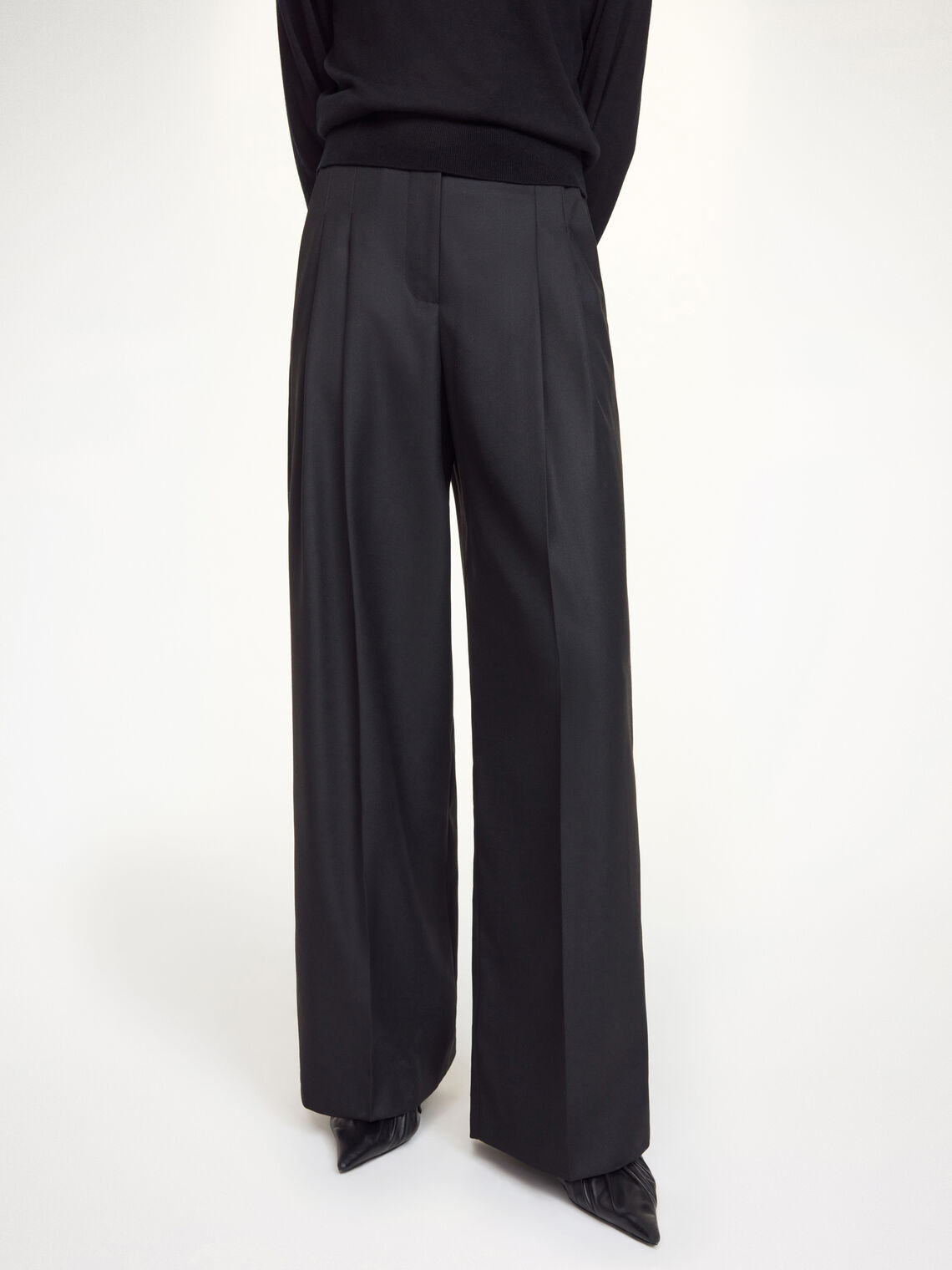 By Malene Birger Cymbaria bukser i sort polyester, med en skreddersydd look, høyt liv, ledig passform og brede ben.