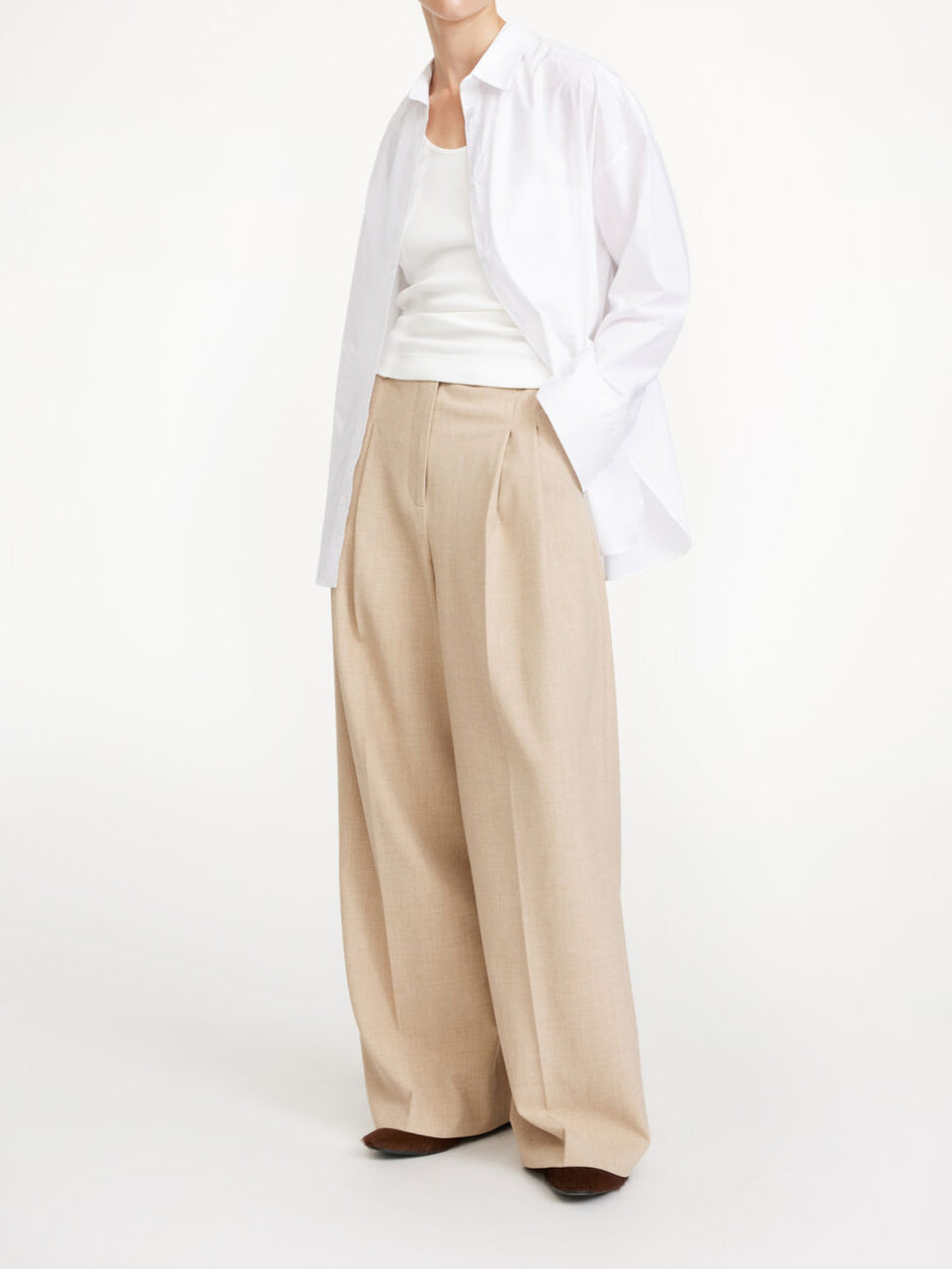 By Malene Birger Cymbria bukser i fargen cinnamon brown, med en skreddersydd look, høyt liv og vide ben, laget av resirkulert polyester.