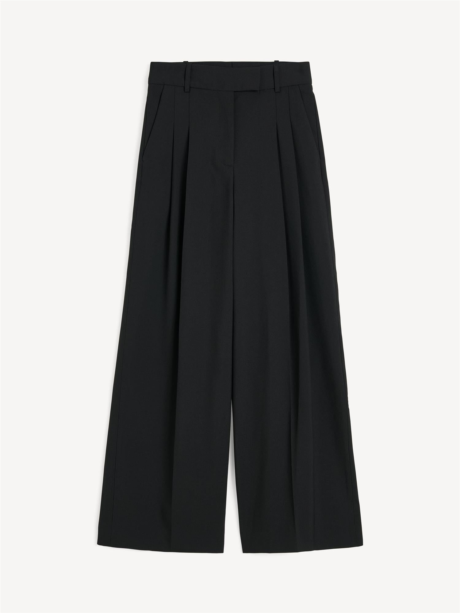 By Malene Birger Cymbria bukser i sort, med en skreddersydd look, høyt liv og vide ben, laget av resirkulert polyester.