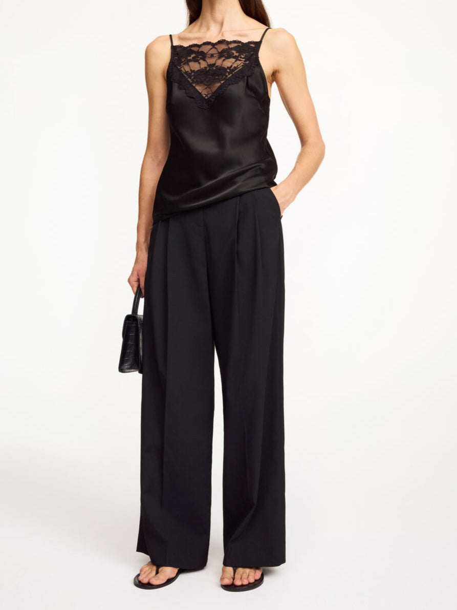 By Malene Birger Cymbria bukser i sort, med en skreddersydd look, høyt liv og vide ben, laget av resirkulert polyester.