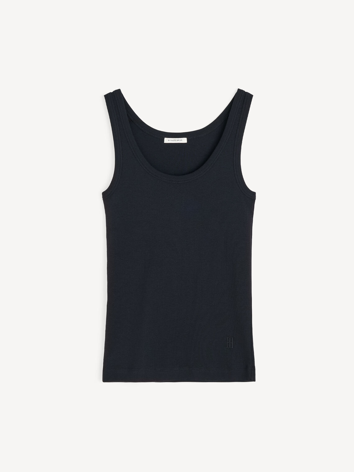 DALI topp fra By Malene Birger i fargen sort, laget i 100% organisk bomull. Dyp, nett utringning, brede stropper og brodert monogramprint.