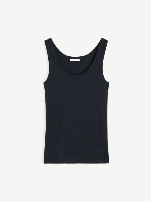DALI topp fra By Malene Birger i fargen sort, laget i 100% organisk bomull. Dyp, nett utringning, brede stropper og brodert monogramprint.