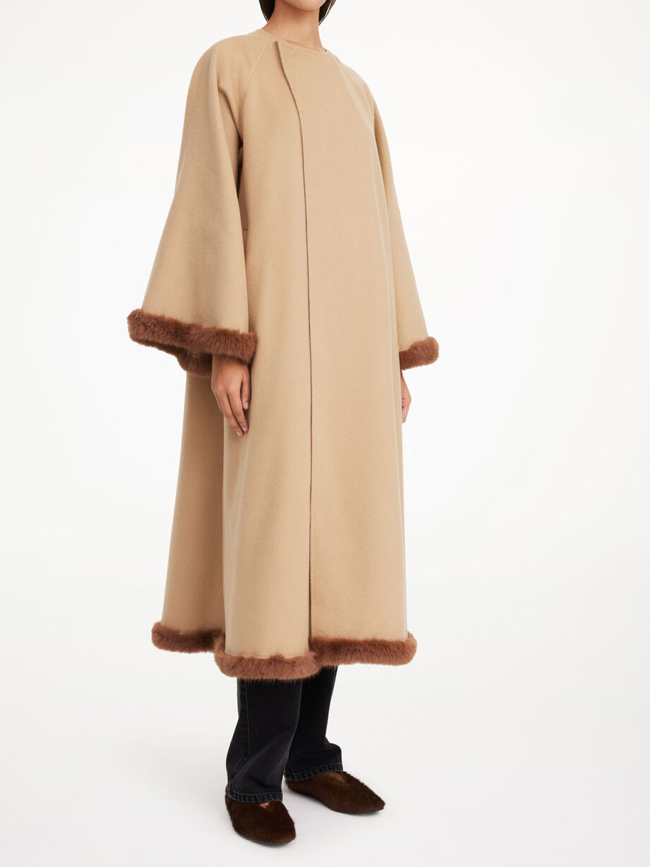 Beige ullkåpe, oversized snitt, klassisk krage, avslappet og tidløs