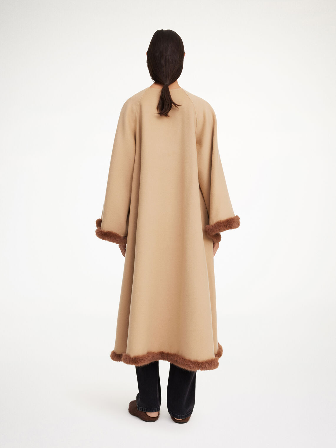 Beige ullkåpe, oversized snitt, klassisk krage, avslappet og tidløs