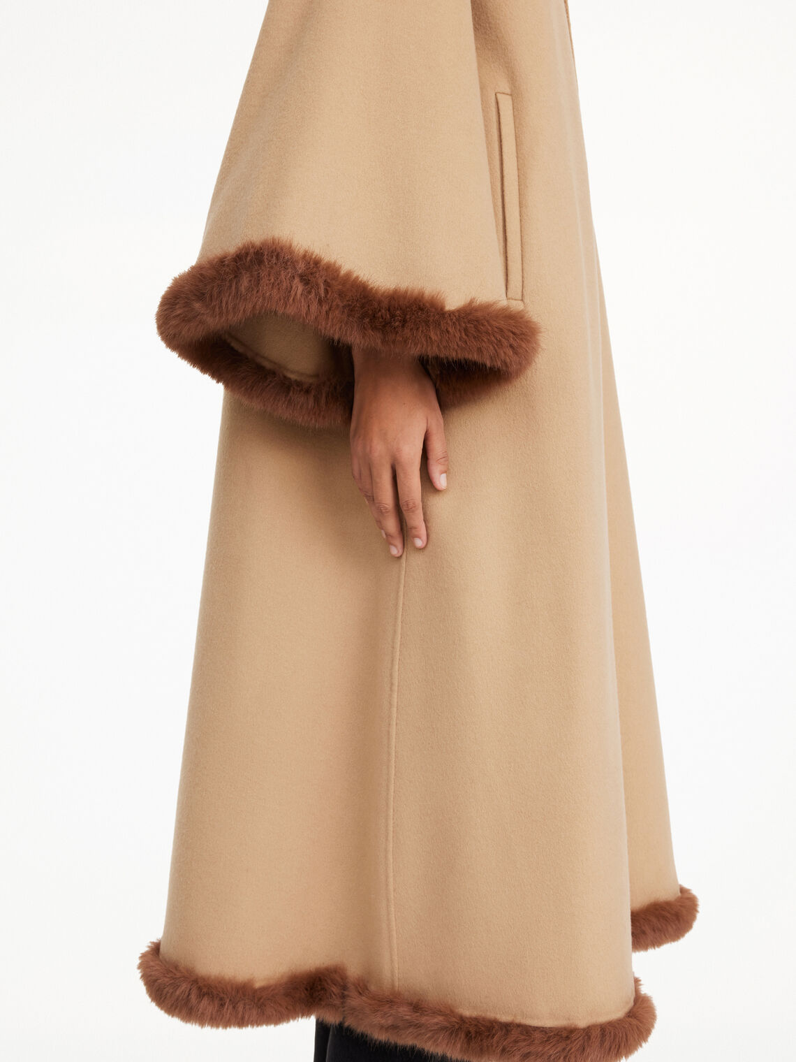 Beige ullkåpe, oversized snitt, klassisk krage, avslappet og tidløs