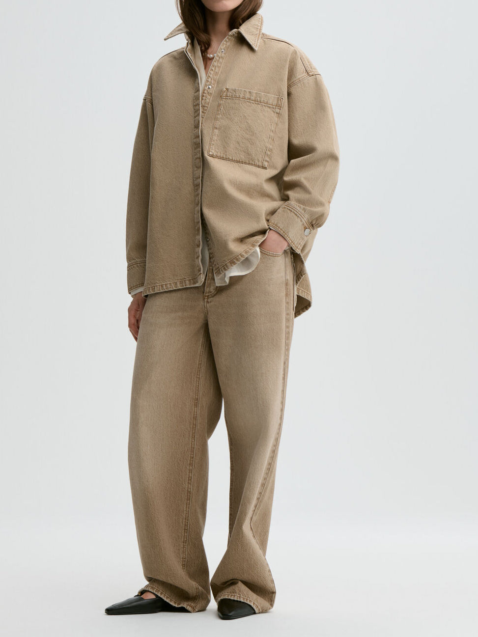 DALLAS jeans fra By Malene Birger i fargen vasket beige, laget i organisk bomull.
