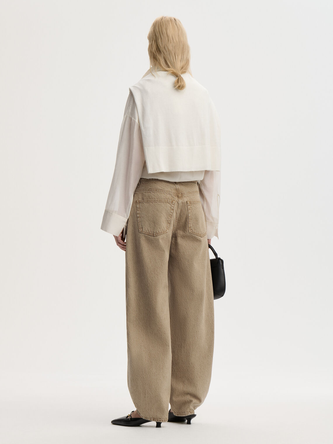 DALLAS jeans fra By Malene Birger i fargen vasket beige, laget i organisk bomull.