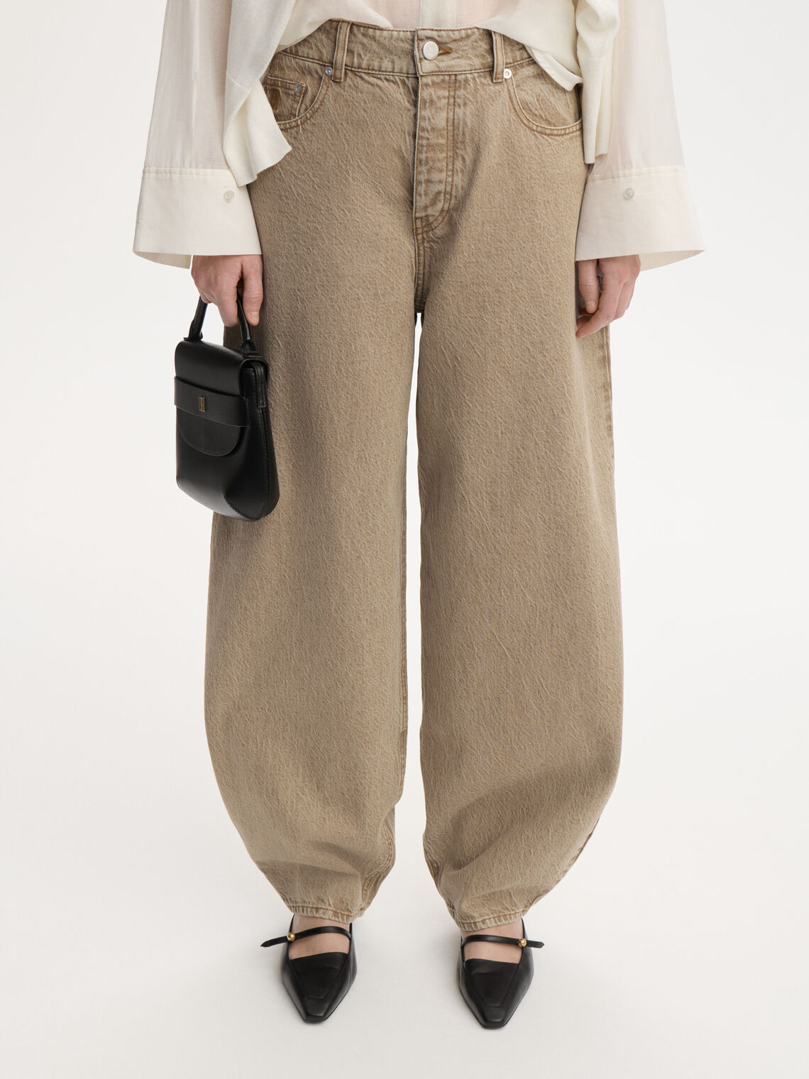 DALLAS jeans fra By Malene Birger i fargen vasket beige, laget i organisk bomull.