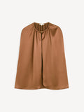 By Malene Birger DALLIAS cape i brun satin med glatt og skinnende overflate. Rund halsringning og elegante fallende linjer.