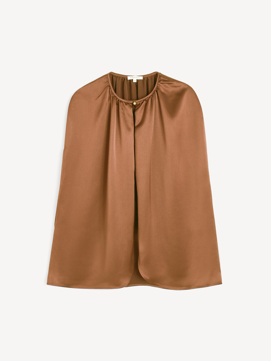 By Malene Birger DALLIAS cape i brun satin med glatt og skinnende overflate. Rund halsringning og elegante fallende linjer.