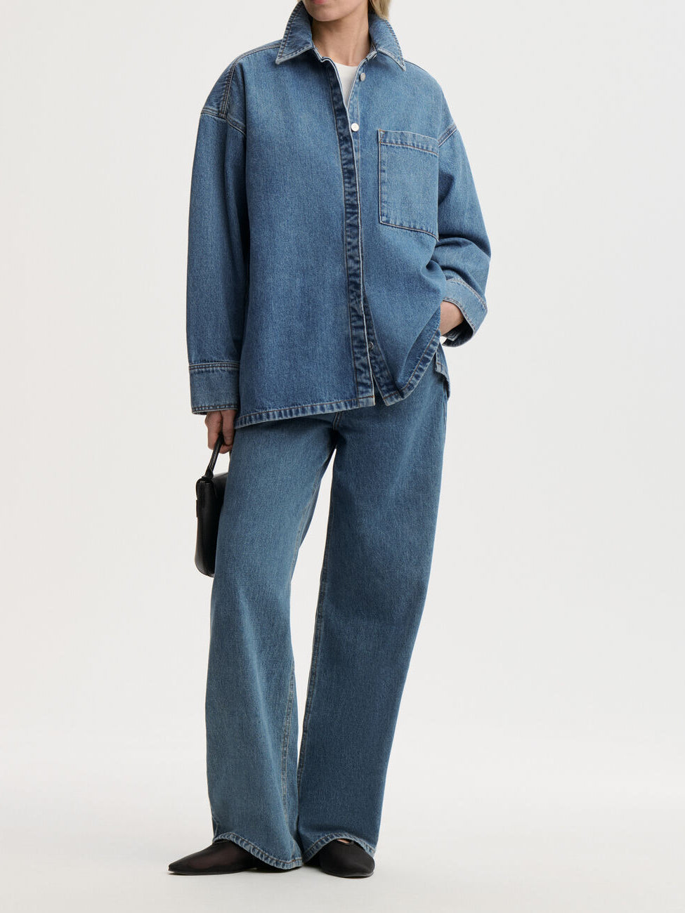 Blå denim skjorte i organisk bomull, klassisk snitt, moderne monogramdetaljer