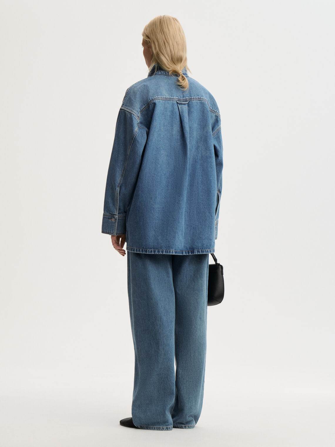 Blå denim skjorte i organisk bomull, klassisk snitt, moderne monogramdetaljer