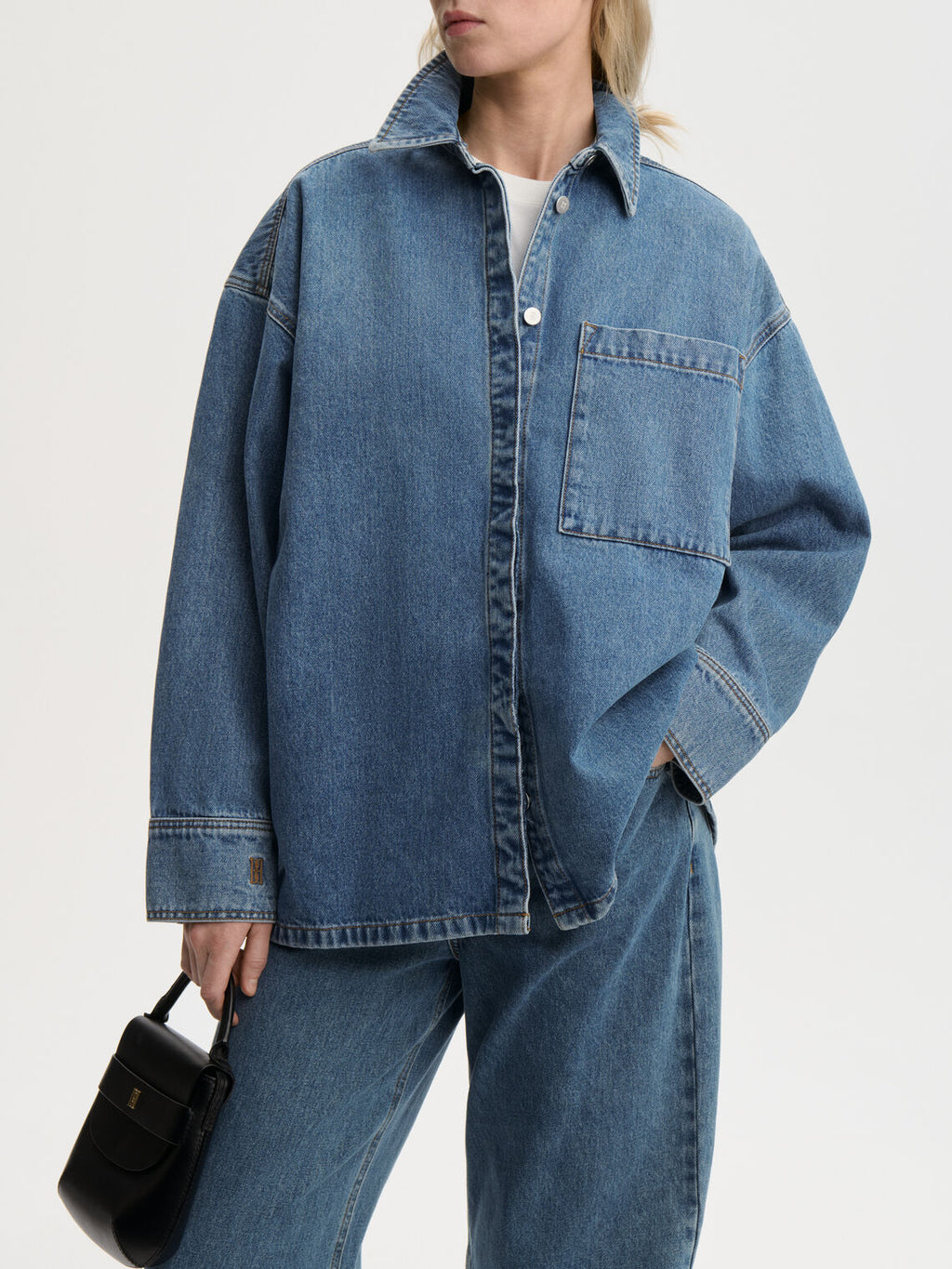 Blå denim skjorte i organisk bomull, klassisk snitt, moderne monogramdetaljer