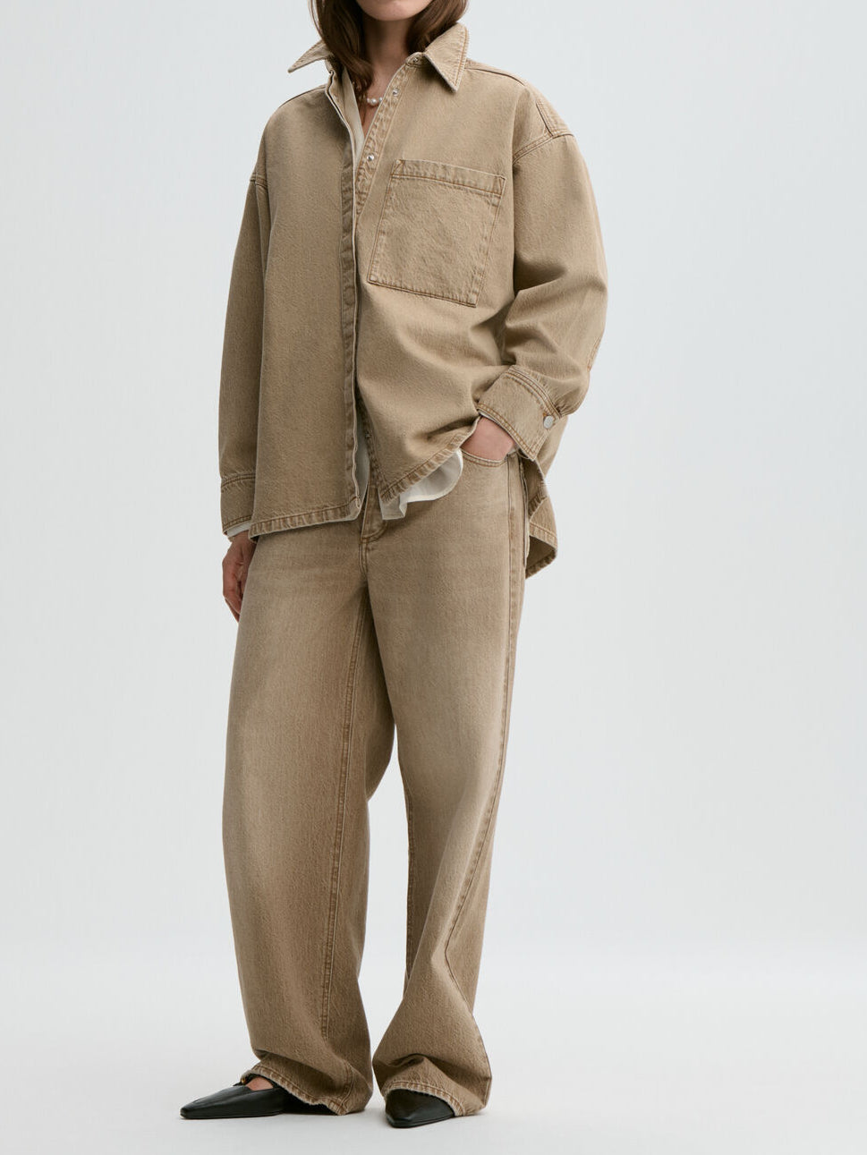 DEA denimskjorte fra By Malene Birger i fargen vasket beige, laget i organisk bomull.