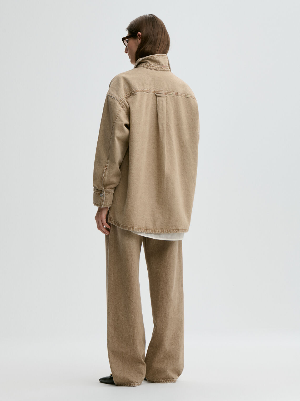DEA denimskjorte fra By Malene Birger i fargen vasket beige, laget i organisk bomull.