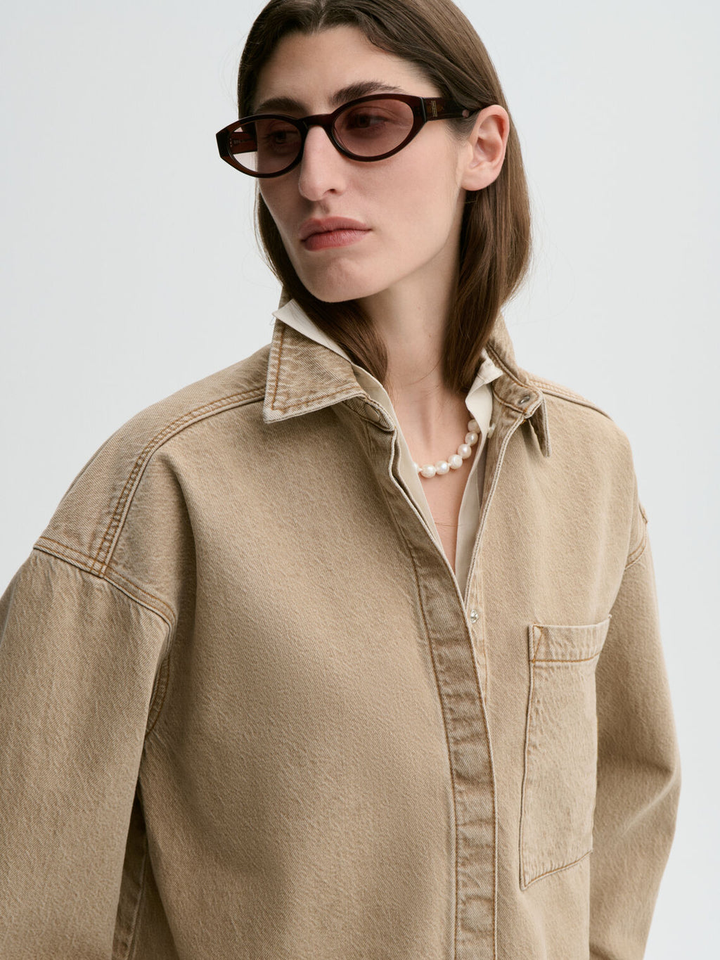 DEA denimskjorte fra By Malene Birger i fargen vasket beige, laget i organisk bomull.
