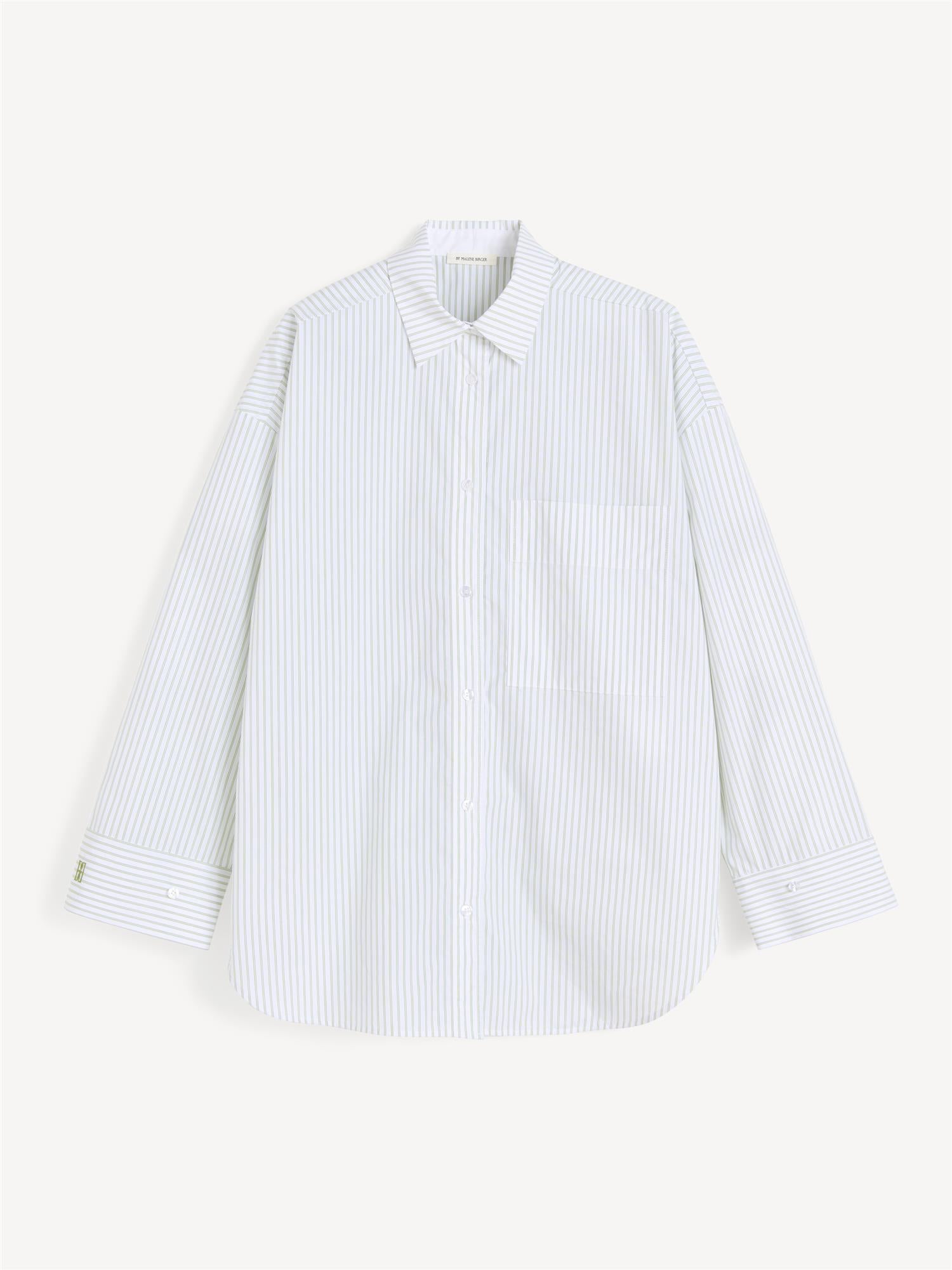 By Malene Birger Derris bomullskjorte med grønne striper, laget av 100% organisk bomull med en oversized passform.