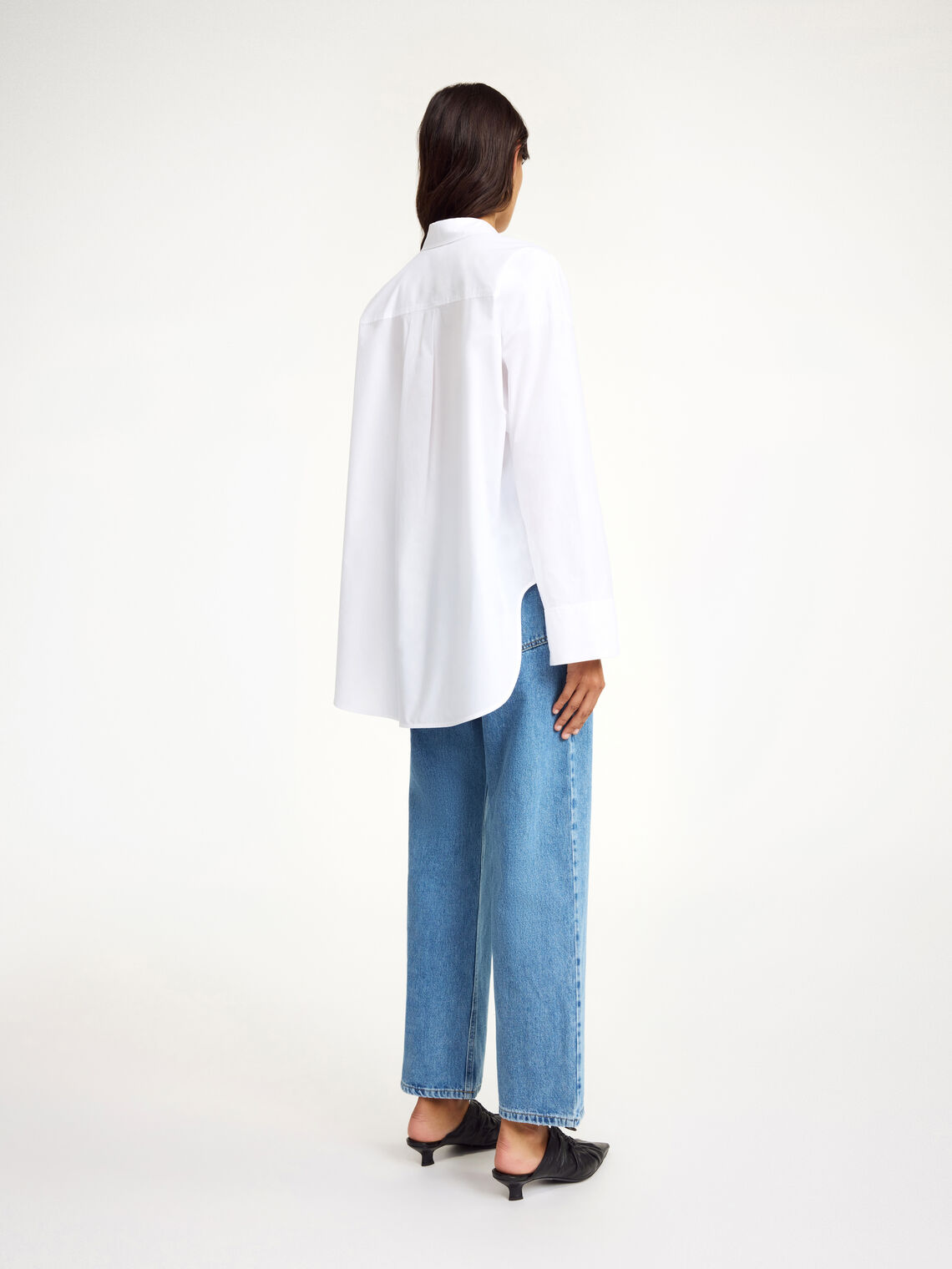 By Malene Birger Derris bomullskjorte i hvit, med en oversized passform og brystlomme, laget av 100% organisk bomull.