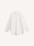 By Malene Birger Derris oversized bomullsskjorte i hvit med knapper i front og brystlomme.