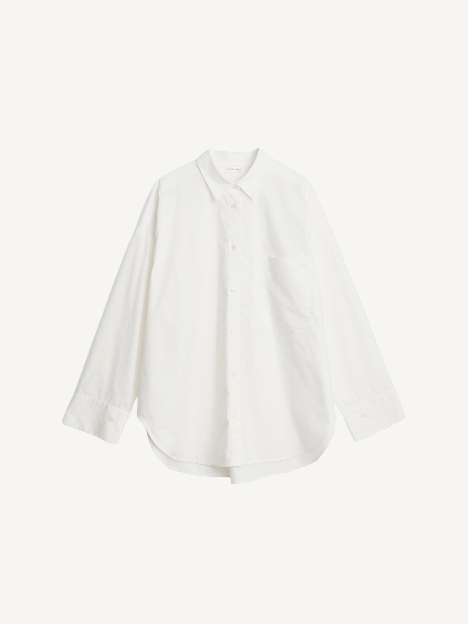 By Malene Birger Derris oversized bomullsskjorte i hvit med knapper i front og brystlomme.