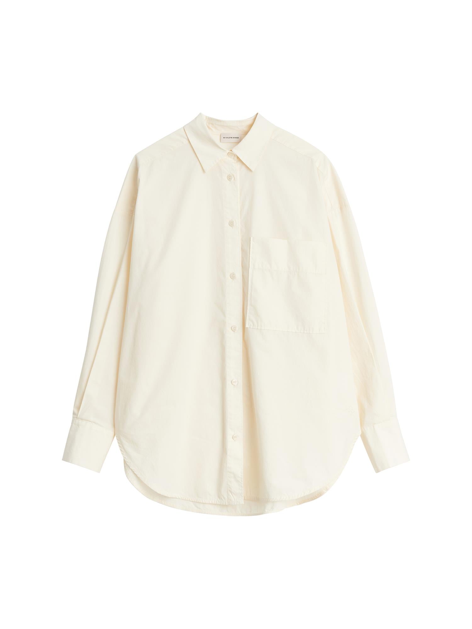 By Malene Birger Derris bomullskjorte i kremfarget, med en oversized passform og brystlomme, laget av 100% organisk bomull.