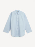 By Malene Birger Derris bomullskjorte i lysblå, laget av 100% organisk bomull med en oversized passform.