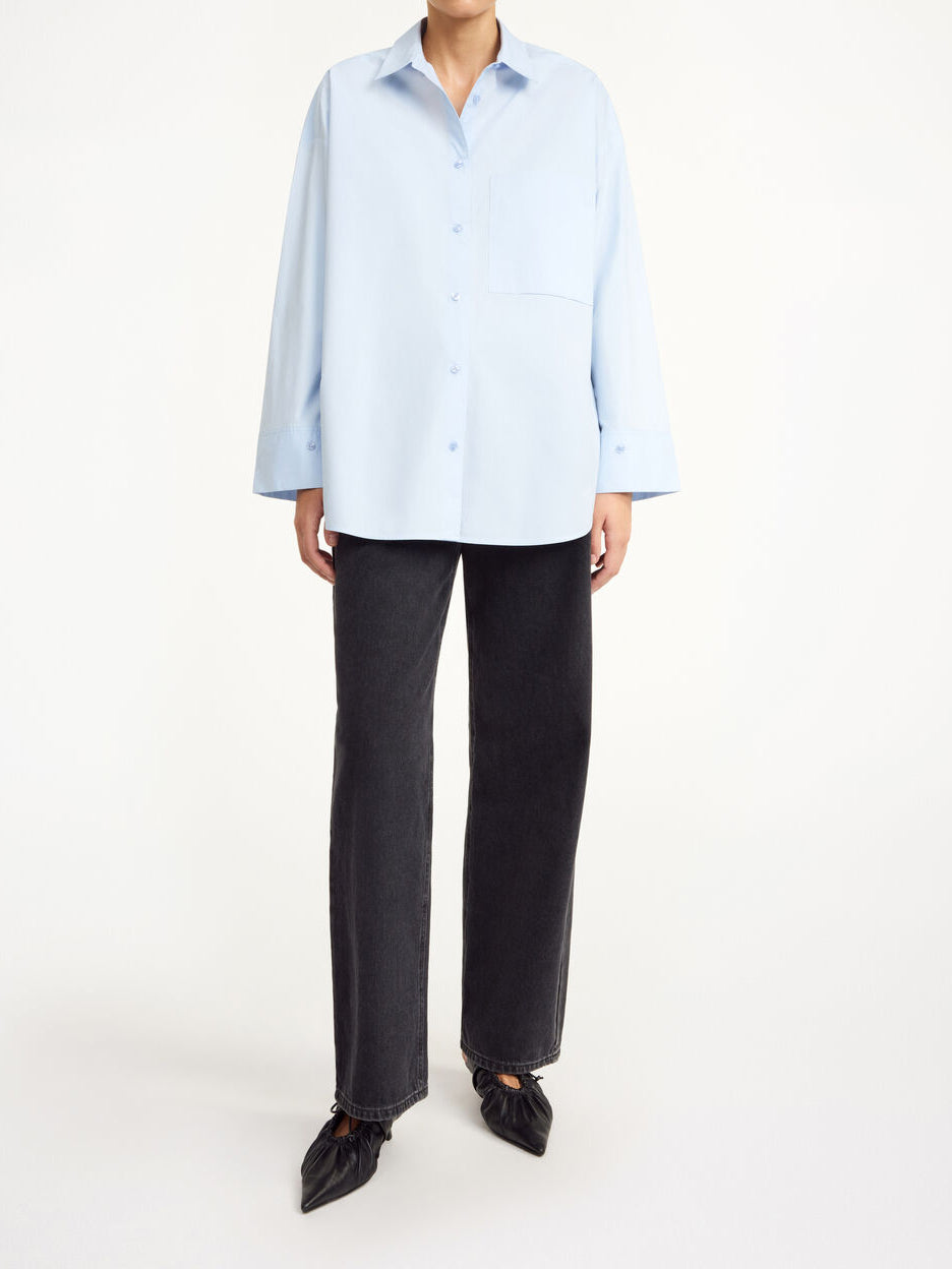 By Malene Birger Derris bomullskjorte i lysblå, laget av 100% organisk bomull med en oversized passform.