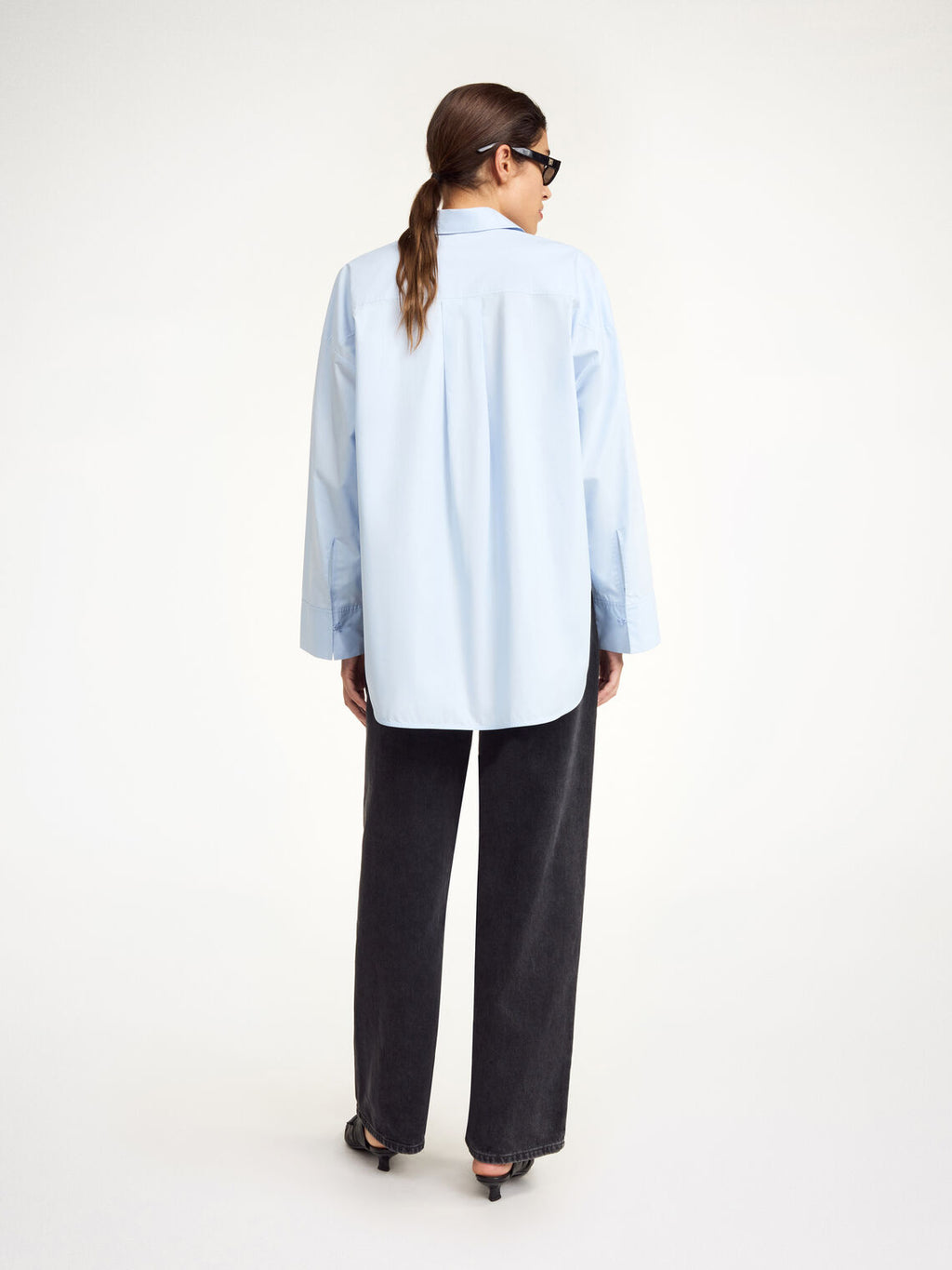 By Malene Birger Derris bomullskjorte i lysblå, laget av 100% organisk bomull med en oversized passform.
