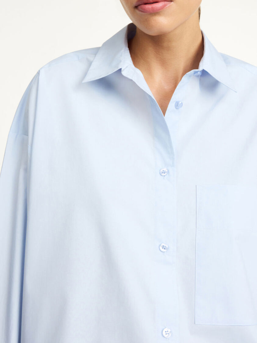 By Malene Birger Derris bomullskjorte i lysblå, laget av 100% organisk bomull med en oversized passform.