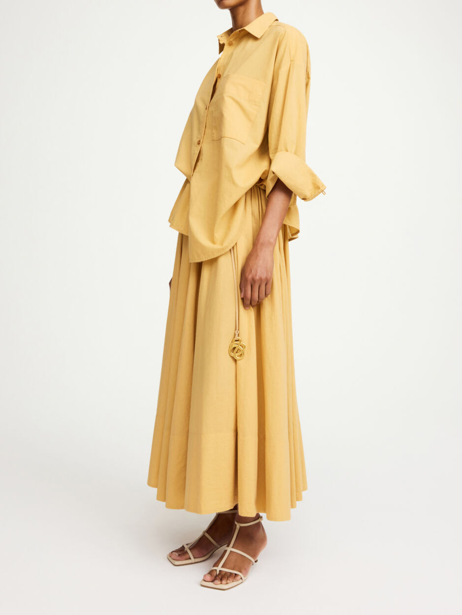 By Malene Birger Derris bomullskjorte i mørk gul, med en oversized passform og brystlomme, laget av 100% organisk bomull.