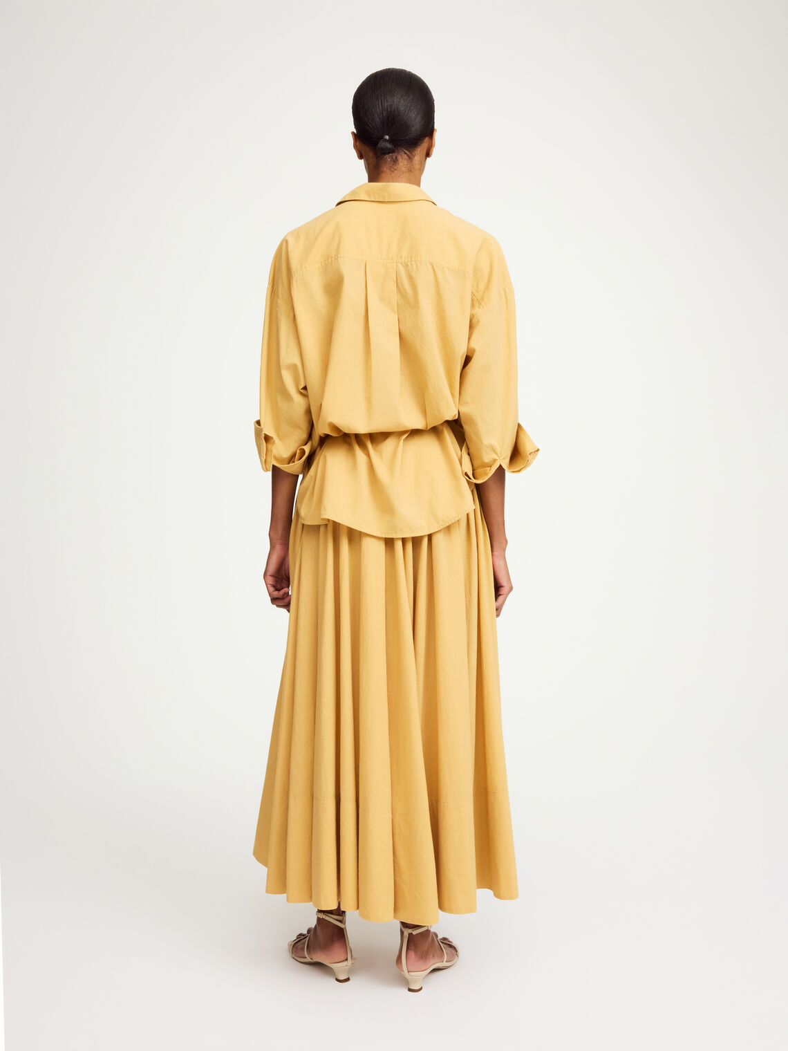 By Malene Birger Derris bomullskjorte i mørk gul, med en oversized passform og brystlomme, laget av 100% organisk bomull.