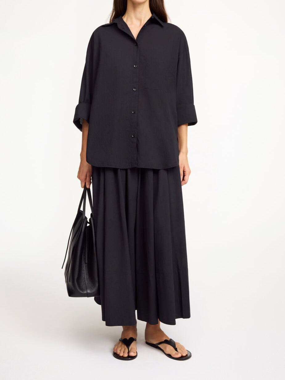 By Malene Birger Derris bomullsskjorte i sort, med en oversized passform og brystlomme, laget av 100% organisk bomull.