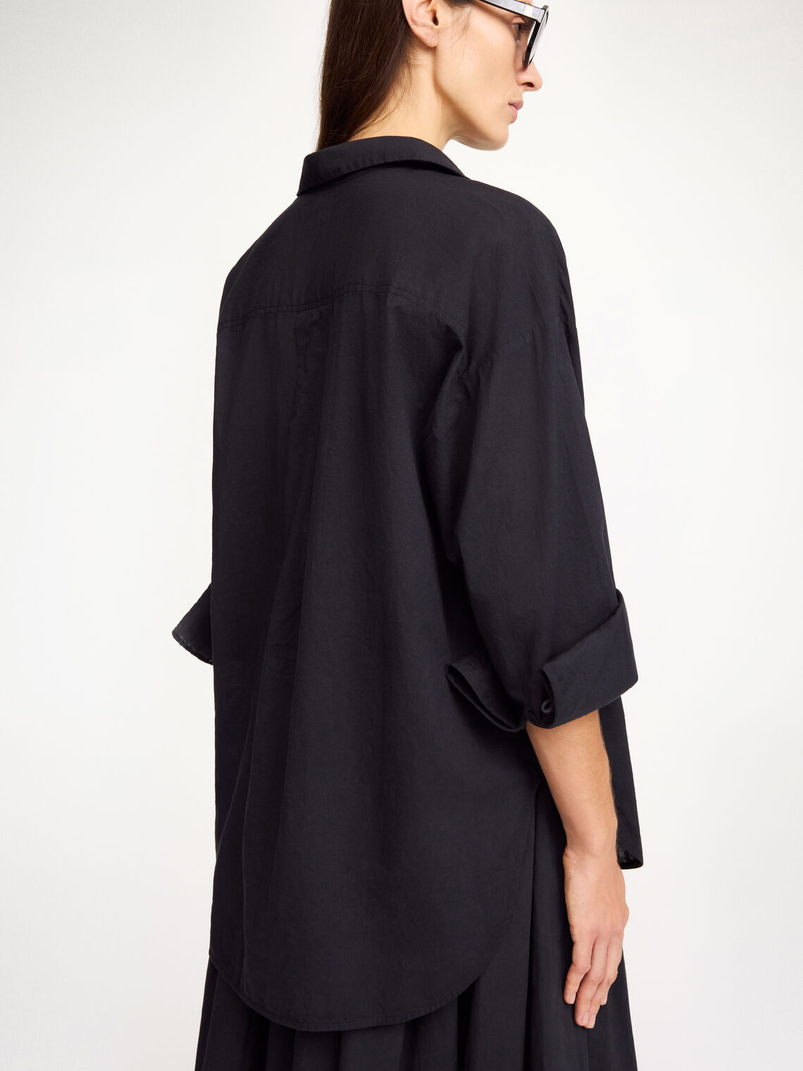 By Malene Birger Derris bomullsskjorte i sort, med en oversized passform og brystlomme, laget av 100% organisk bomull.