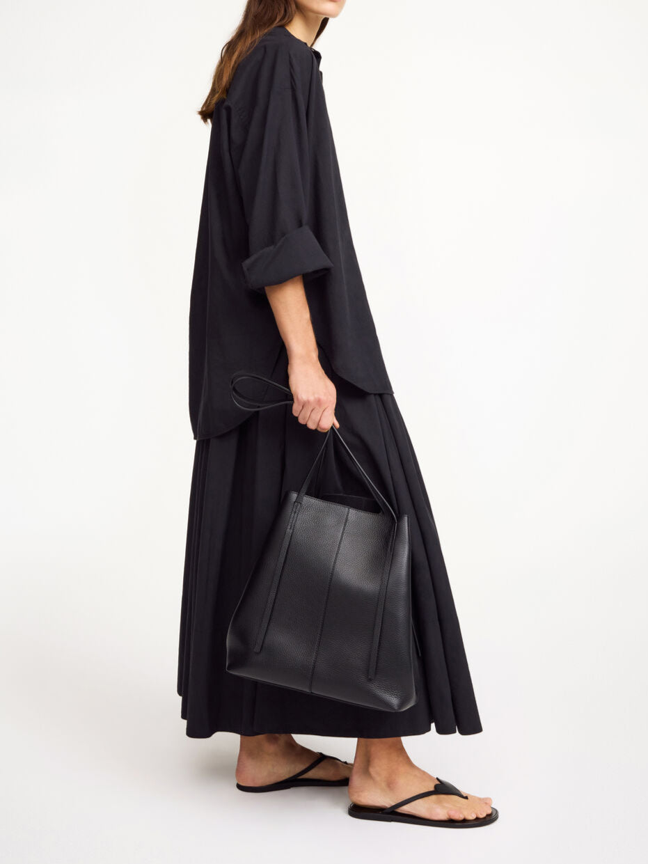 By Malene Birger Derris bomullsskjorte i sort, med en oversized passform og brystlomme, laget av 100% organisk bomull.