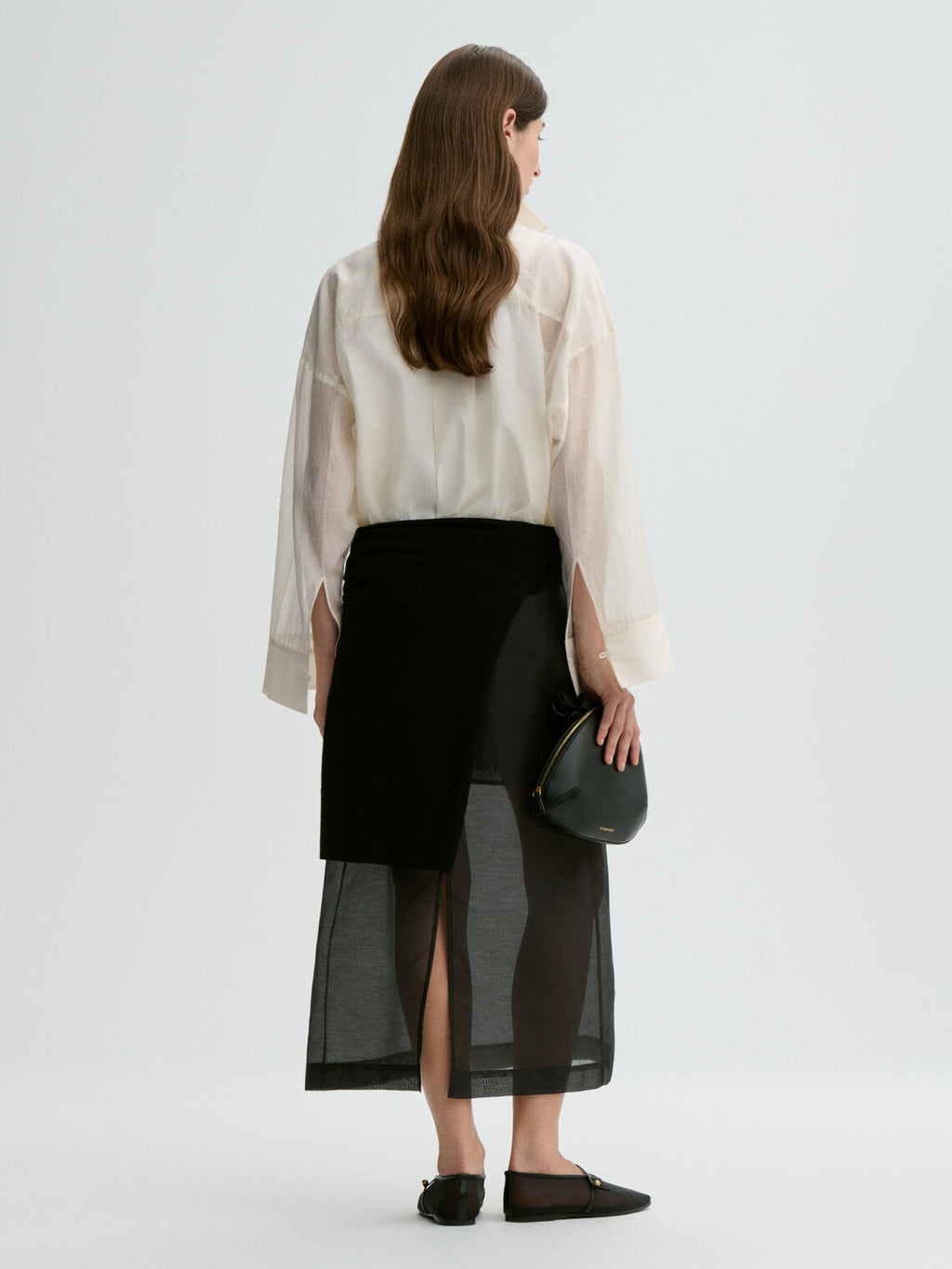 By Malene Birger Derris Organza hvit gjennomsiktig skjorte, baksidedetalj med dobbel mansjettknapp.
