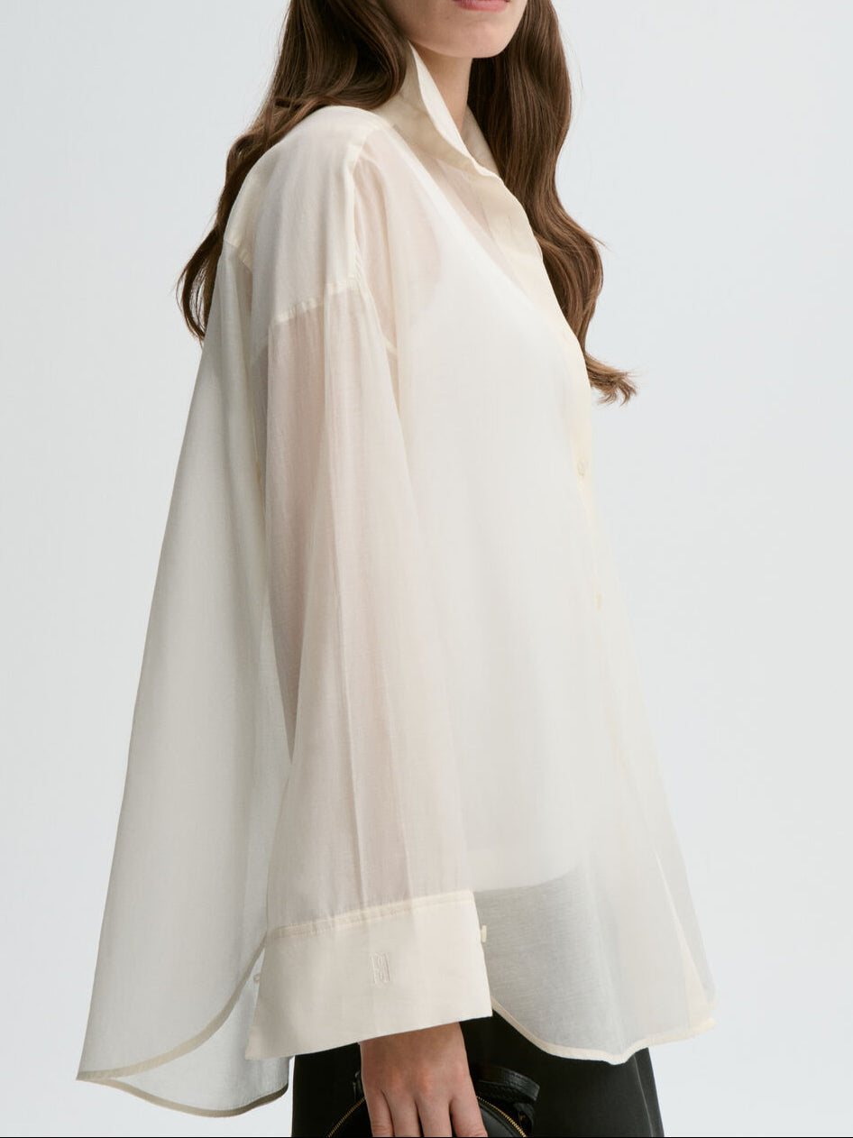 By Malene Birger Derris Organza hvit silkeskjorte, detalj av nett krage og gjennomsiktig materiale.