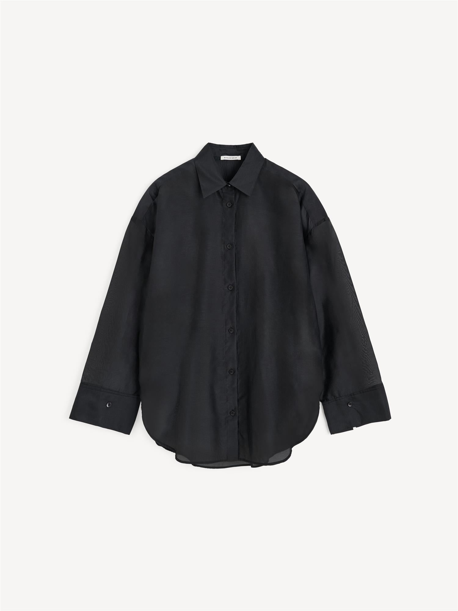 By Malene Birger Derris Organza gjennomsiktig skjorte i sort silke og bomull, nett krage og oversized passform.