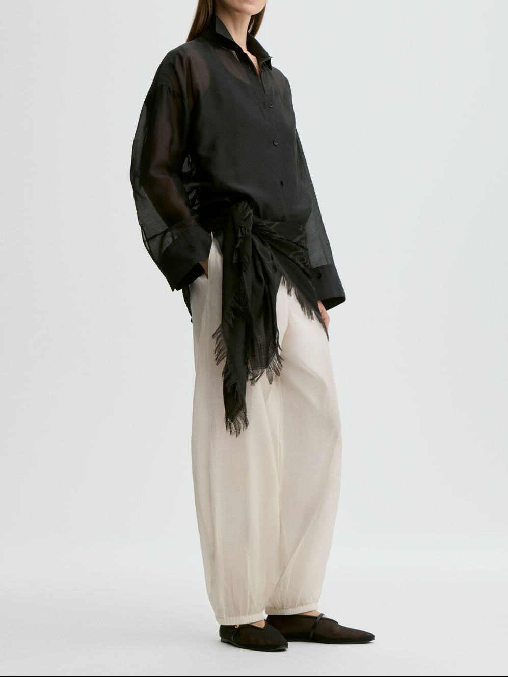 By Malene Birger Derris Organza sort silke-bomullsskjorte med nett krage og knapper i front.