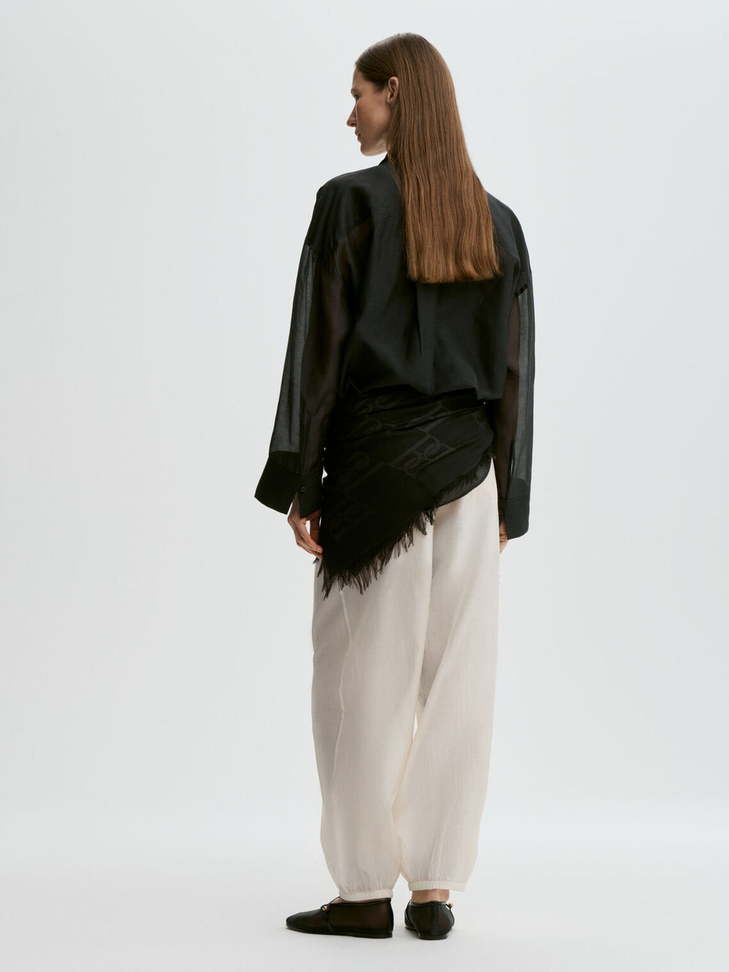 By Malene Birger Derris Organza sort gjennomsiktig skjorte, baksidedetalj med dobbel mansjettknapp.