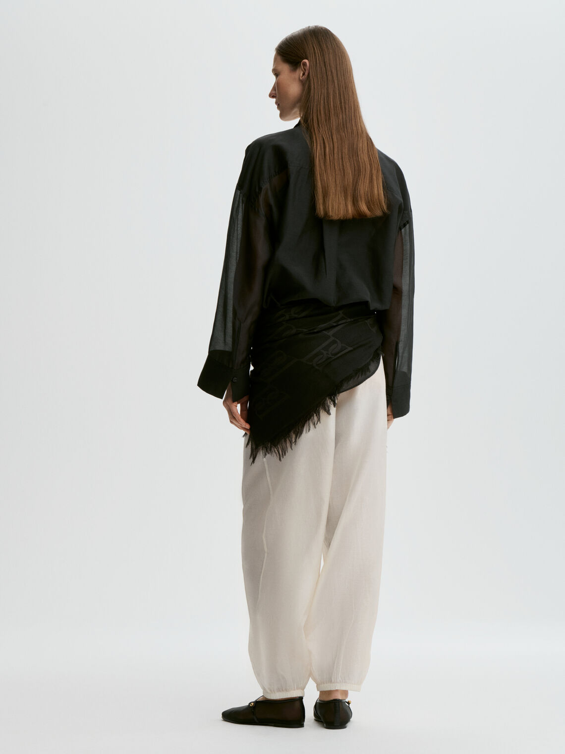 By Malene Birger Derris Organza sort gjennomsiktig skjorte, baksidedetalj med dobbel mansjettknapp.