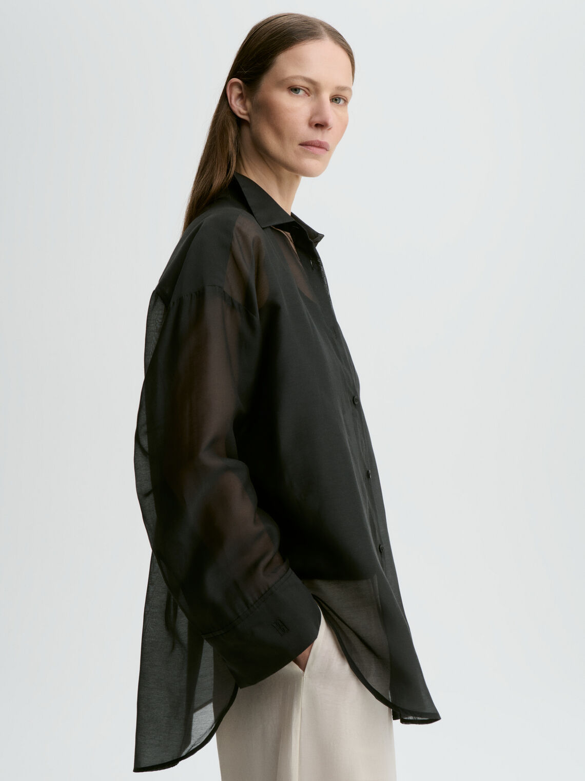 By Malene Birger Derris Organza sort silkeskjorte, detalj av nett krage og gjennomsiktig materiale.
