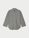 DERRIS bomullsskjorte fra By Malene Birger i fargen grå med hvite striper, laget i 100% organisk bomull. Oversized passform med knapper i front og brystlomme.