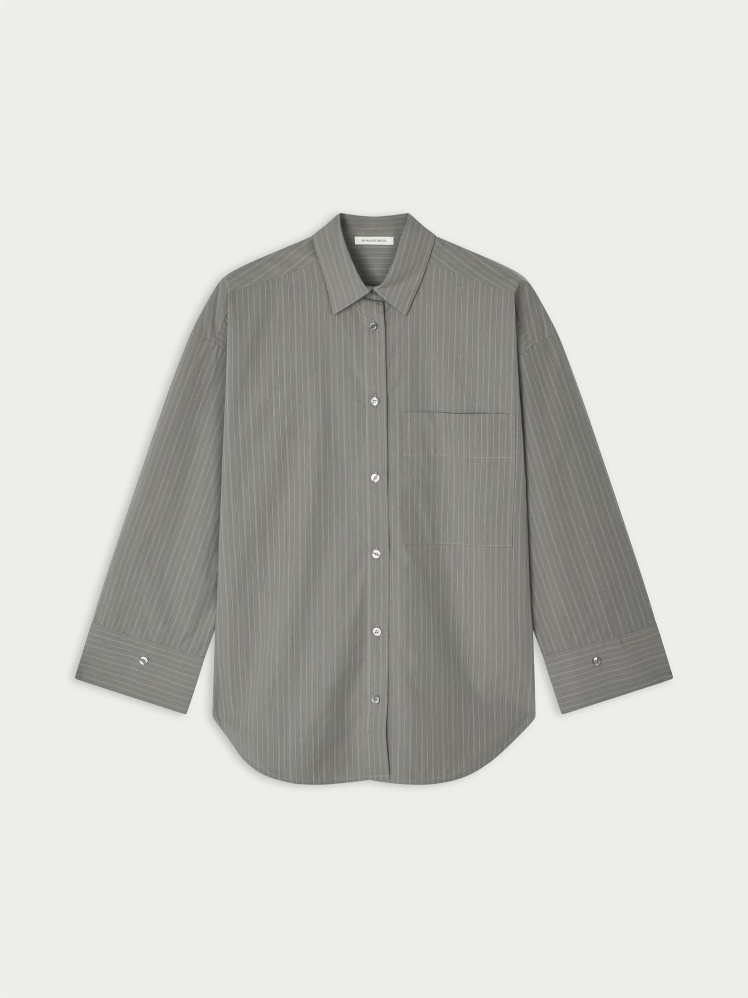 DERRIS bomullsskjorte fra By Malene Birger i fargen grå med hvite striper, laget i 100% organisk bomull. Oversized passform med knapper i front og brystlomme.