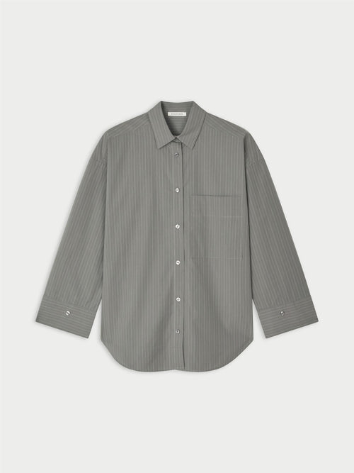 DERRIS bomullsskjorte fra By Malene Birger i fargen grå med hvite striper, laget i 100% organisk bomull. Oversized passform med knapper i front og brystlomme.
